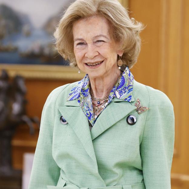 La reina Sofía sorprende con su look más primaveral: la chaqueta estilizadora que ha combinado así de bien