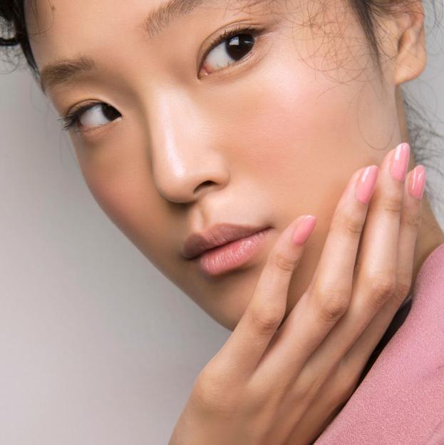 Uñas de jabón, la manicura simple y elegante que llevan todas las famosas y royals