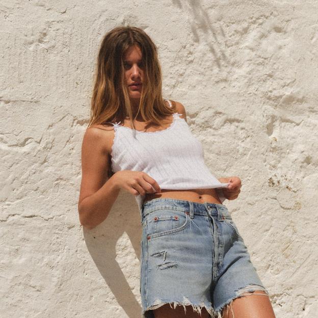 Pantalones cortos vaqueros 2025: los diseños que arrasarán esta temporada antes de que llegue el verano