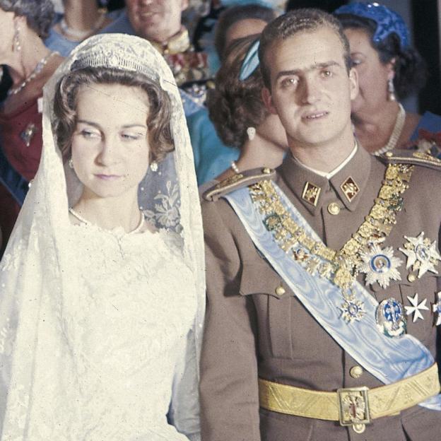 Las impresionantes joyas que se lucieron en la boda de Juan Carlos y Sofía hace 63 años: lote de pasar, tiaras y grandes broches