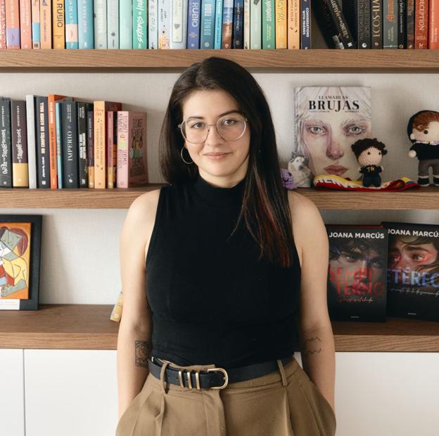 Joana Marcús, 24 años y un millón de libros vendidos: «También tengo fans entre las madres y las abuelas que quieren saber qué leen sus hijas»